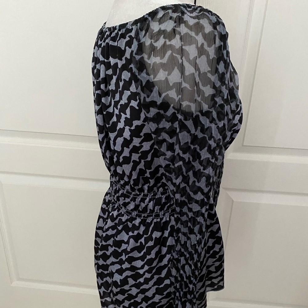 Karen Kane Gray and Black Geometric Print Top - Size Medium - Picture 10 of 14
